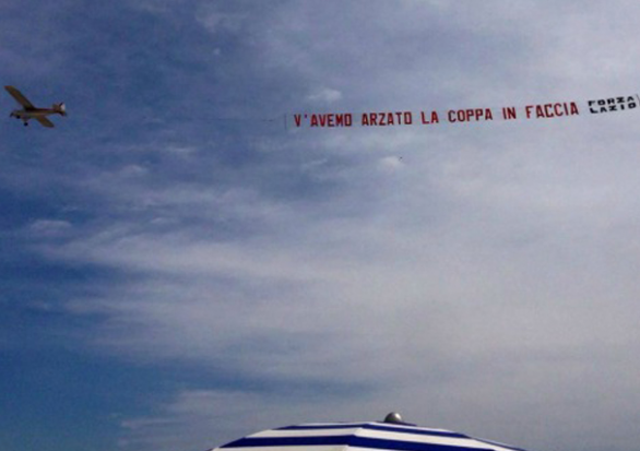 Aereo con striscione sorvola il litorale laziale: &#8220;V&#8217;avemo arzato la coppa in faccia&#8221;