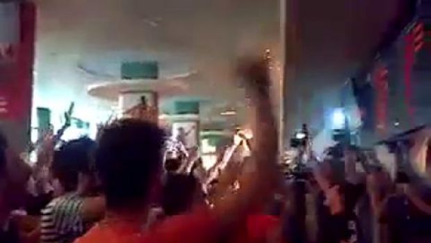 L&#8217;arrivo di Tevez a Malpensa: cori dei tifosi juventini al terminal (Video)
