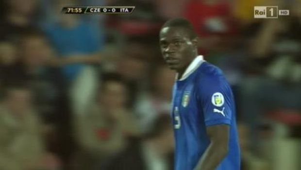 Balotelli espulso con l&#8217;Italia, reazione rabbiosa (video)