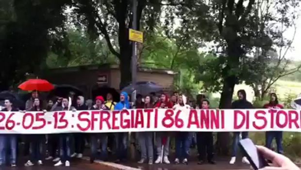 Contestazione dei tifosi giallorossi: &#8220;Fuori i laziali dalla Roma!&#8221; | Video