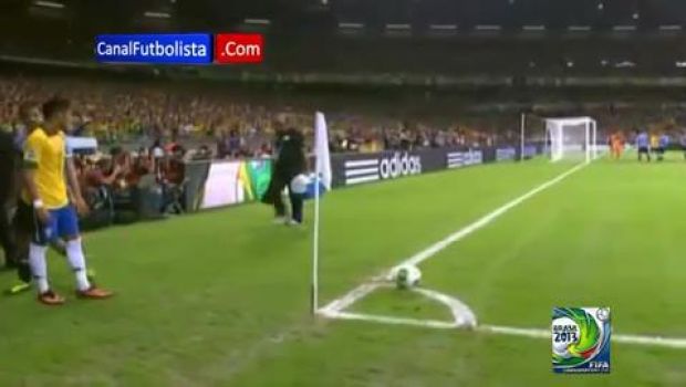 I baci di Neymar al &#8216;Tata&#8217; Gonzalez, l&#8217;ennesima provocazione del &#8216;nuovo Pelè&#8217; (video)