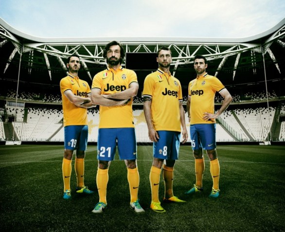 La Juve presenta ufficialmente la maglia da trasferta gialla per la stagione 2013/2014 | Foto