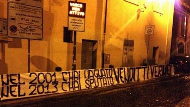 Roma, striscione sotto casa di Venditti: &#8220;Verme, nel 2001 c&#8217;hai magnato, ora c&#8217;hai sputato&#8221;