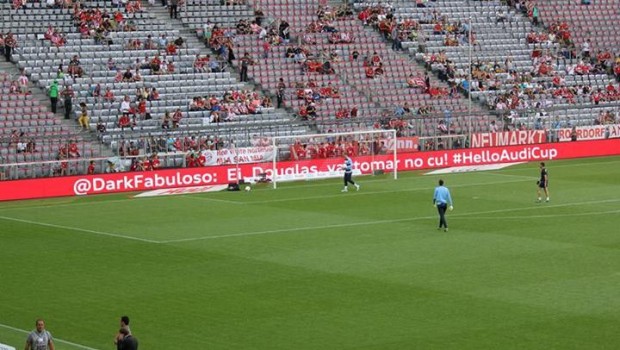 Tweet sui tabelloni di Bayern-San Paolo, ma uno è un insulto: &#8220;Douglas, prendila nel c&#8230; &#8220;