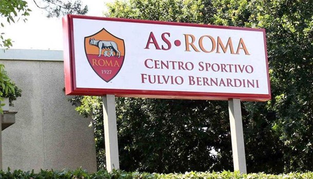 Roma, la Juventus a Trigoria fa infuriare i tifosi