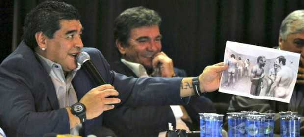 La nuova follia di Maradona: &#8220;Pelè ce l&#8217;ha piccolo!&#8221;. E mostra una sua foto&#8230;