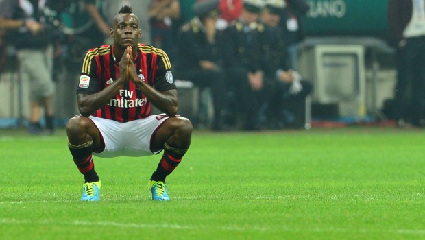 Balotelli in aeroporto litiga con chi gli chiede un autografo (e su Twitter con la lingua italiana)