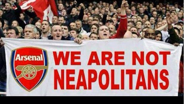 Tifosi del Napoli devastano un ristorante a Londra. Striscione “fake” dei gunners: “We are not neapolitans”