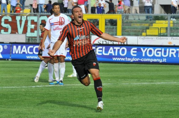 Succede a Benevento: Evacuo saluta i suoi vecchi tifosi della Nocerina, è caos