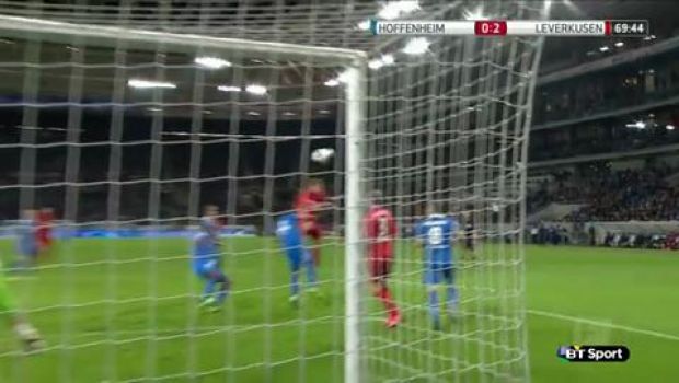 Bundesliga | Gol convalidato al Leverkusen, ma la palla entra dall’esterno della rete | Video