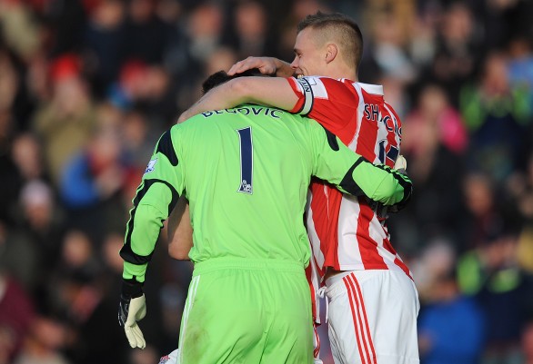 Video – Il portiere dello Stoke City segna con un rinvio dopo 12 secondi!