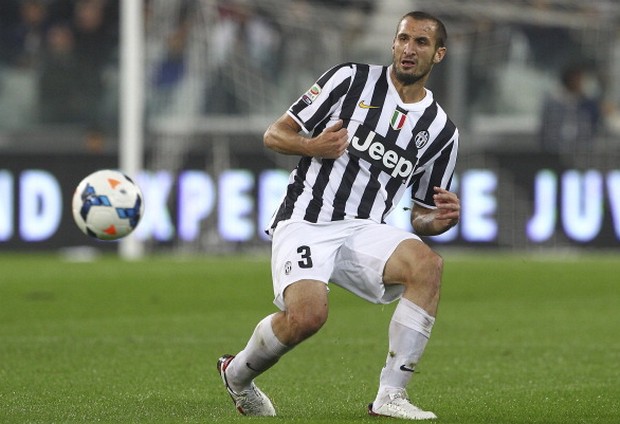 Juventus, uomini contati in difesa: Chiellini infortunato, Caceres in partenza per l&#8217;Uruguay