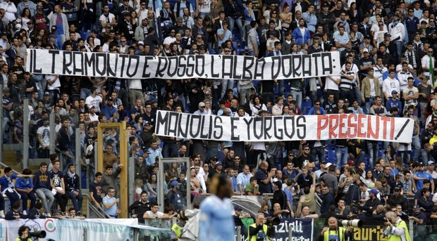 Lazio, i tifosi espongono uno striscione inneggiante ad Alba Dorata
