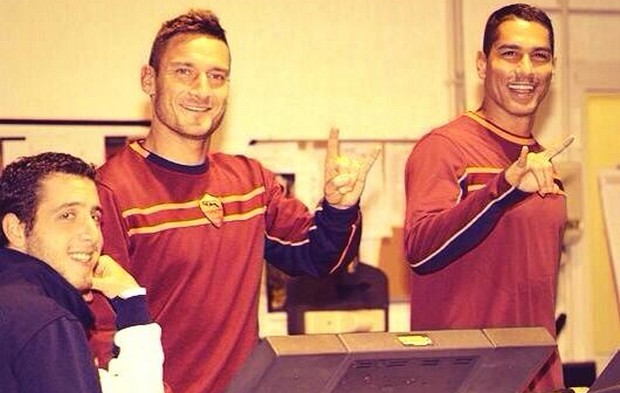 Roma, Totti e Borriello fanno le corna su Twitter: &#8220;Dedicato ai gufi, stiamo tornando!&#8221;