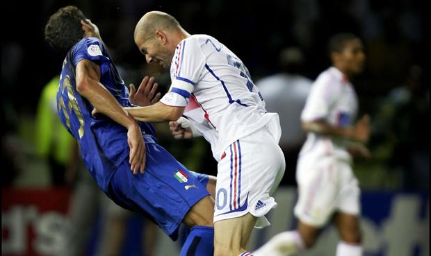 Italia-Francia, Zidane espulso per la testata, l’arbitro: “Feci finta che il guardalinee avesse visto”