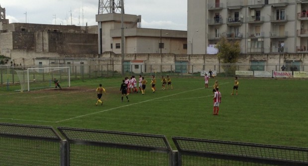 Lanciano bomba carta in campo, presidente dell&#8217;Ostuni caccia gli ultrà dall curva