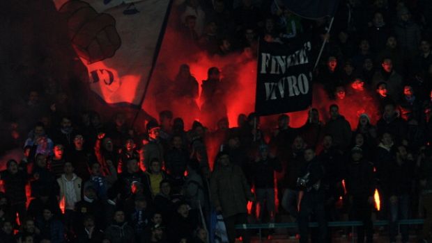 Napoli &#8211; Milan 3-1: incidenti prima della partita, in fiamme auto della polizia
