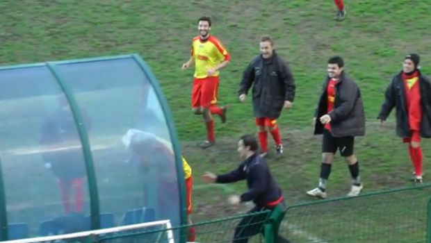 Sfonda la panchina con una testata per esultare dopo il gol | Video