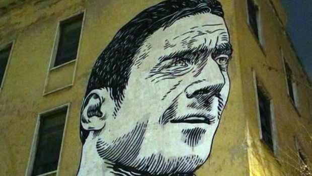Il nuovo murales di Totti a Roma, finanziato dalla Nike | Foto e Video