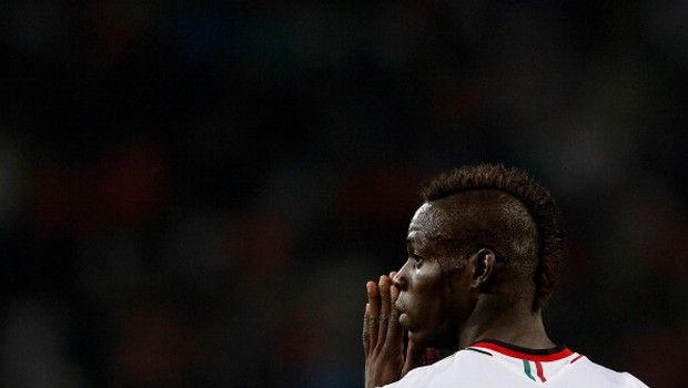 Balotelli, calci e insulti con un fotografo in discoteca sabato sera? Il Milan smentisce