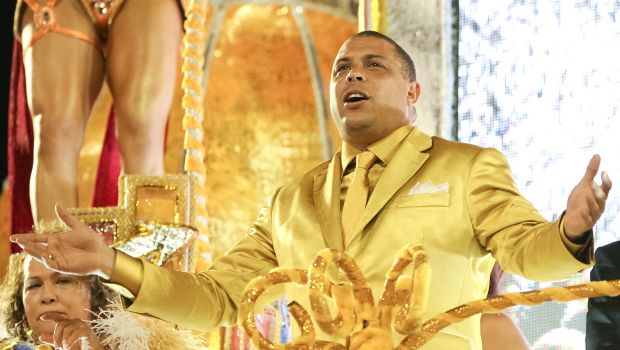 Ronaldo non la trattiene: il Fenomeno fa pipì in una bottiglia al Carnevale di Rio