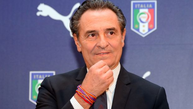 Prandelli e Buffon Gay friendly: anche il Ct della nazionale con i lacci &#8216;arcobaleno&#8217;