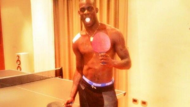 Balotelli infortunato gioca a ping pong e il Milan s&#8217;arrabbia? Lui nega: &#8220;Sfigati, continuate a credermi uno scemo&#8221;