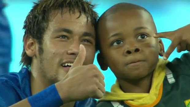 Sudafrica | Neymar campione di tenerezza con il bimbo invasore &#8211; Video