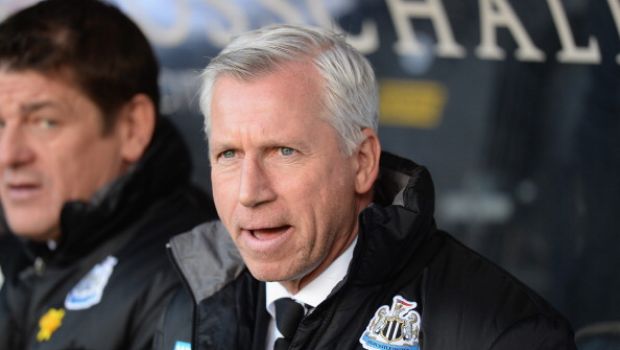 Sette giornate di squalifica ad Alan Pardew: diede una testata a Meyler