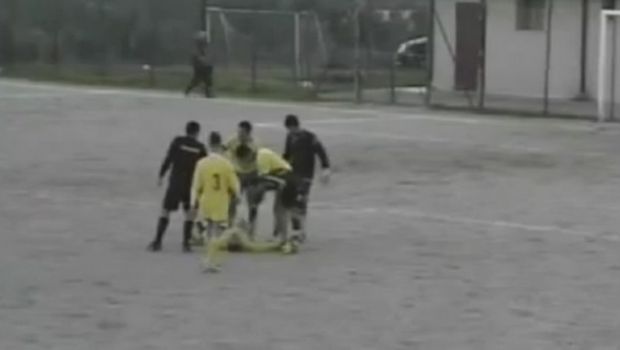 Fair play: solo davanti al portiere calcia fuori per soccorrere un avversario (video)