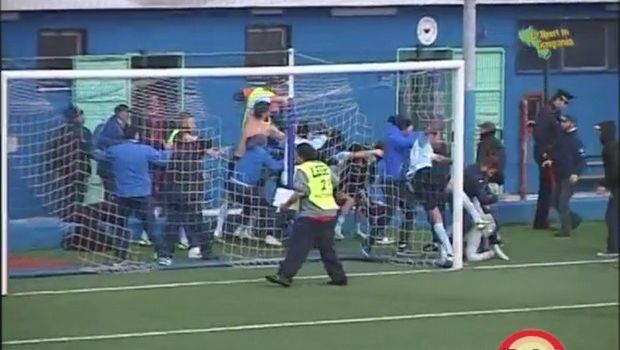 Giugliano: ultrà entrano in campo e aggrediscono i giocatori (Video)