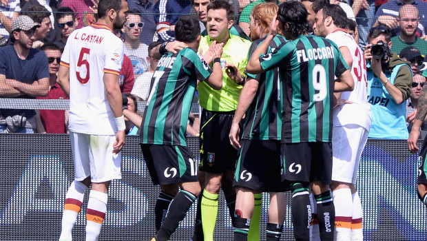 Sassuolo &#8211; Roma 0-2, Rizzoli nel pallone: prima dà poi toglie un rigore a Sansone (Video)