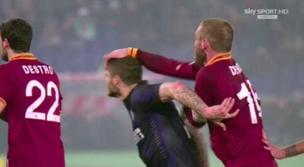 Stangata del giudice sportivo: tre giornate a De Rossi e Juan Jesus, stessa sorte per Berardi