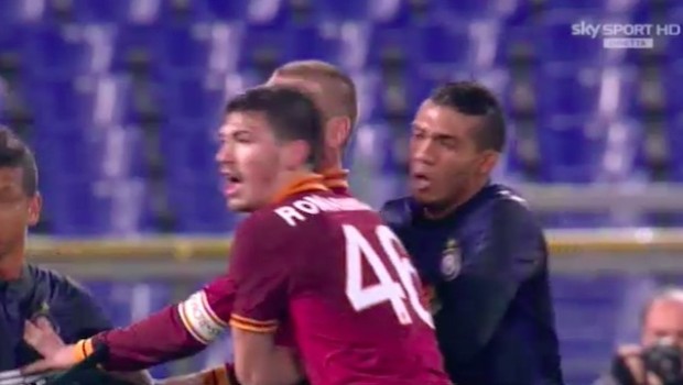 Il pugno di De Rossi e la gomitata di Juan Jesus | 3 giornate di squalifica con la Prova Tv (Foto &#8211; Video)