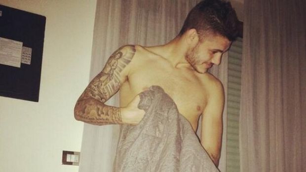 Icardi aftersex, Wanda Nara pubblica la foto del calciatore nudo