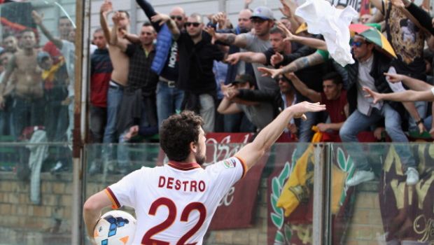 &#8220;Aridatece Destro&#8221;: tifosi della Roma e della Juventus &#8216;alleati&#8217;