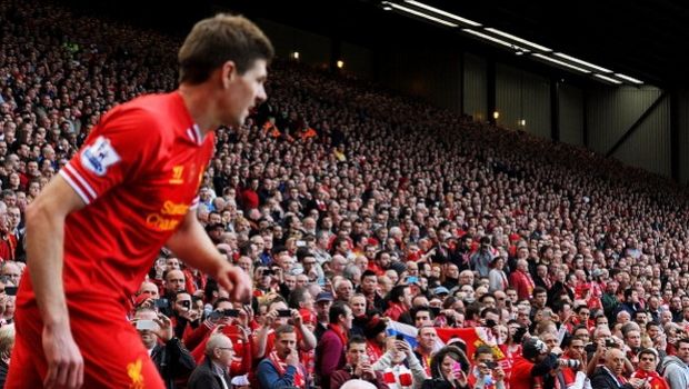 Liverpool, Steven Gerrard si commuove e carica i compagni dopo la vittoria con il City (video)