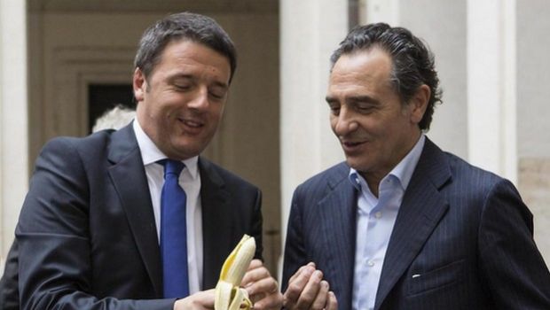 #Siamotuttiscimmie, Renzi e Prandelli solidali con Dani Alves. Anche loro mangiano la banana (VIDEO)