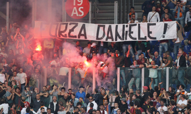 Striscioni pro De Santis all&#8217;Olimpico: indagine della Procura. Scritte sui muri a Roma (FOTO)