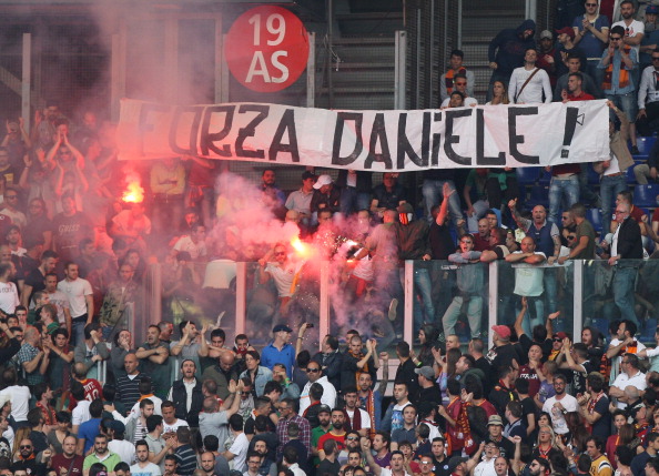 Roma-Juve | Cori e striscioni per Daniele De Santis in curva romanista &#8211; Foto