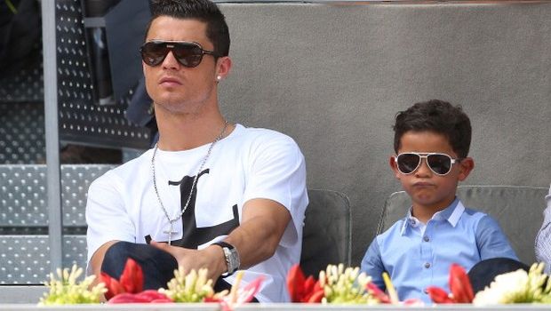 Cristiano Ronaldo ignora un tifoso bambino e lo fa piangere (Video)