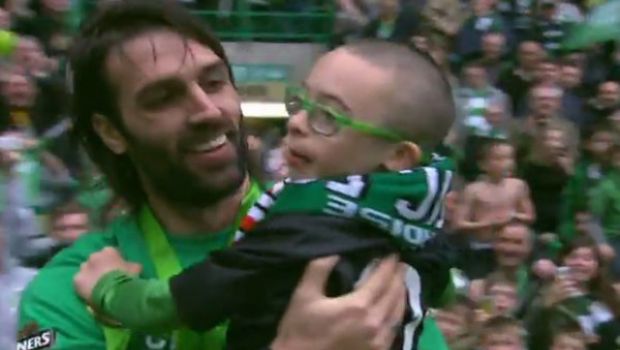 Celtic campione di Scozia: Samaras porta il bimbo disabile sotto la curva [Video]