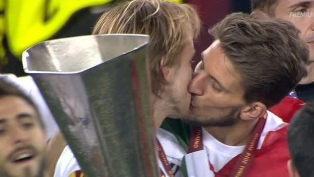 Siviglia | Rakitic e Carriço festeggiano baciandosi sulla bocca &#8211; Video
