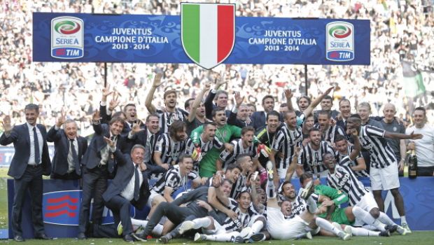 Video | La Juventus celebra il terzo scudetto dell&#8217;era Conte: continua la festa nella notte torinese