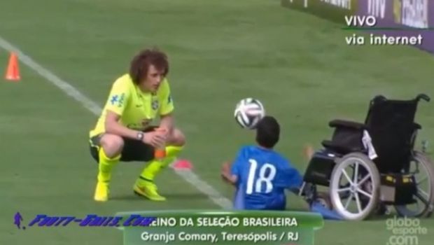 David Luiz assiste ai palleggi di un bambino disabile (Video)