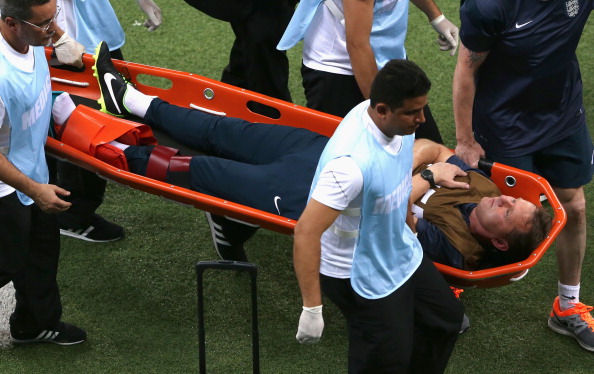Rio Ferdinand prende in giro il fisioterapista dell&#8217;Inghilterra infortunato, poi si scusa