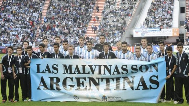 Striscione della Selección: “Le Malvinas sono argentine”. L’Inghilterra non commenta…