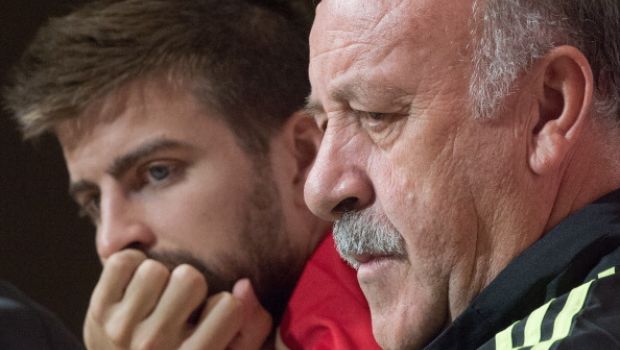 Video, Piqué confida a Del Bosque: &#8220;Fabregas mi ha detto che andrà via&#8221;. Gaffe o scherzo?