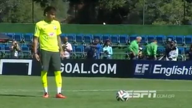 Brasile: Neymar calcia un rigore incredibile in allenamento [Video]