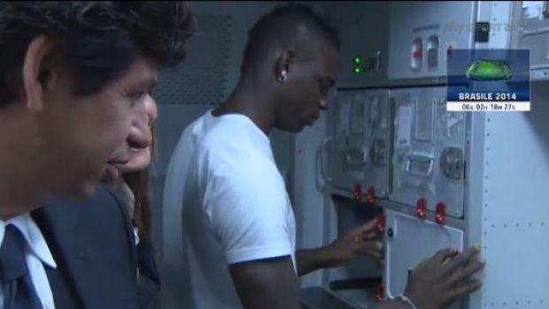 Brasile 2014 | Azzurri atterrati a Mangaratiba, Balotelli show in aereo &#8211; Video